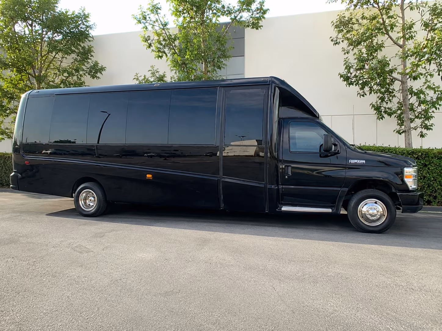 concert buses for large groups heading to leader bank pavilion